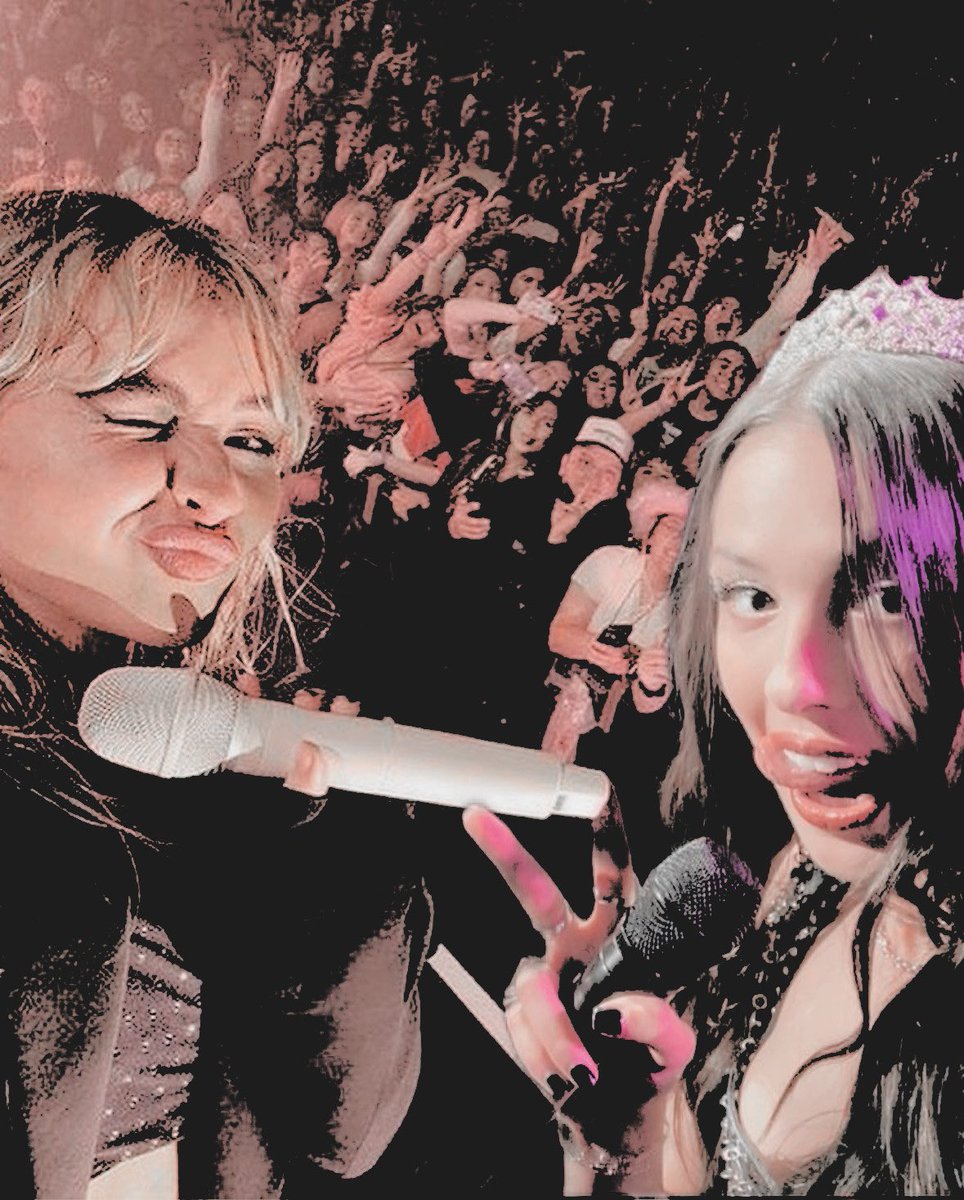 📸 | Here's a selfie for you! 

Grace called Lauren back on stage to close out the night! How beautiful.