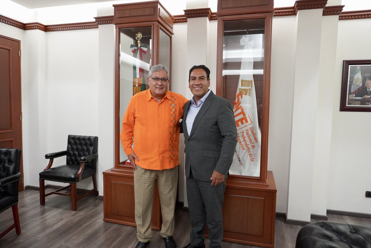 ramirezlalo_'s tweet photo. Las maestras y maestros de cualquier parte del mundo siempre serán de los seres humanos más importantes en la vida.

Hoy conversé con el maestro Alfonso Cepeda Salas, secretario general del Sindicato Nacional de Trabajadores de la Educación, a quien le expresé mis inquietudes por una mejor enseñanza, siempre fortaleciendo el diálogo para construir una educación más sólida que ayude a nuestras niñas, niños y jóvenes de Chiapas y de México.

Le manifesté mi interés por una gran cruzada de reforestación donde, de la mano de las maestras y maestros, podamos hacerla posible, a través de la conciencia y la participación decidida de todas y todos, para generar mejores condiciones climáticas, limpiando nuestros ríos, cuidando nuestra fauna y flora, y fortaleciendo nuestros suelos.

Como gobernador electo, a partir de mis funciones, seré un aliado de las causas más sentidas de este sector magisterial, con quienes no solo tengo un compromiso de antaño, sino también un sentimiento de acompañarlos en aquellas causas que más demandan para resolverlas juntos a través del diálogo.

Me dio mucho gusto saludar también a Sonia Rincón Chanona, una gran maestra y política chiapaneca.

¡En la Nueva ERA, la educación es prioridad!