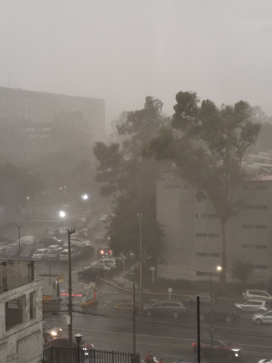 ar2_mx's tweet photo. :#Ar2Clima🦎⛈️:
Se está cayendo el cielo en la #CDMX, lluvias de fuertes a torrenciales en prácticamente las 16 alcaldías. Así se ve en Polanco, Tlatelolco y Av Palmas.
PD: tomar precauciones. https://t.co/4SNxEZei33