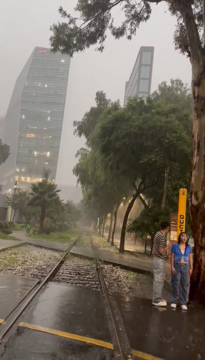 ar2_mx's tweet photo. :#Ar2Clima🦎⛈️:
Se está cayendo el cielo en la #CDMX, lluvias de fuertes a torrenciales en prácticamente las 16 alcaldías. Así se ve en Polanco, Tlatelolco y Av Palmas.
PD: tomar precauciones. https://t.co/4SNxEZei33