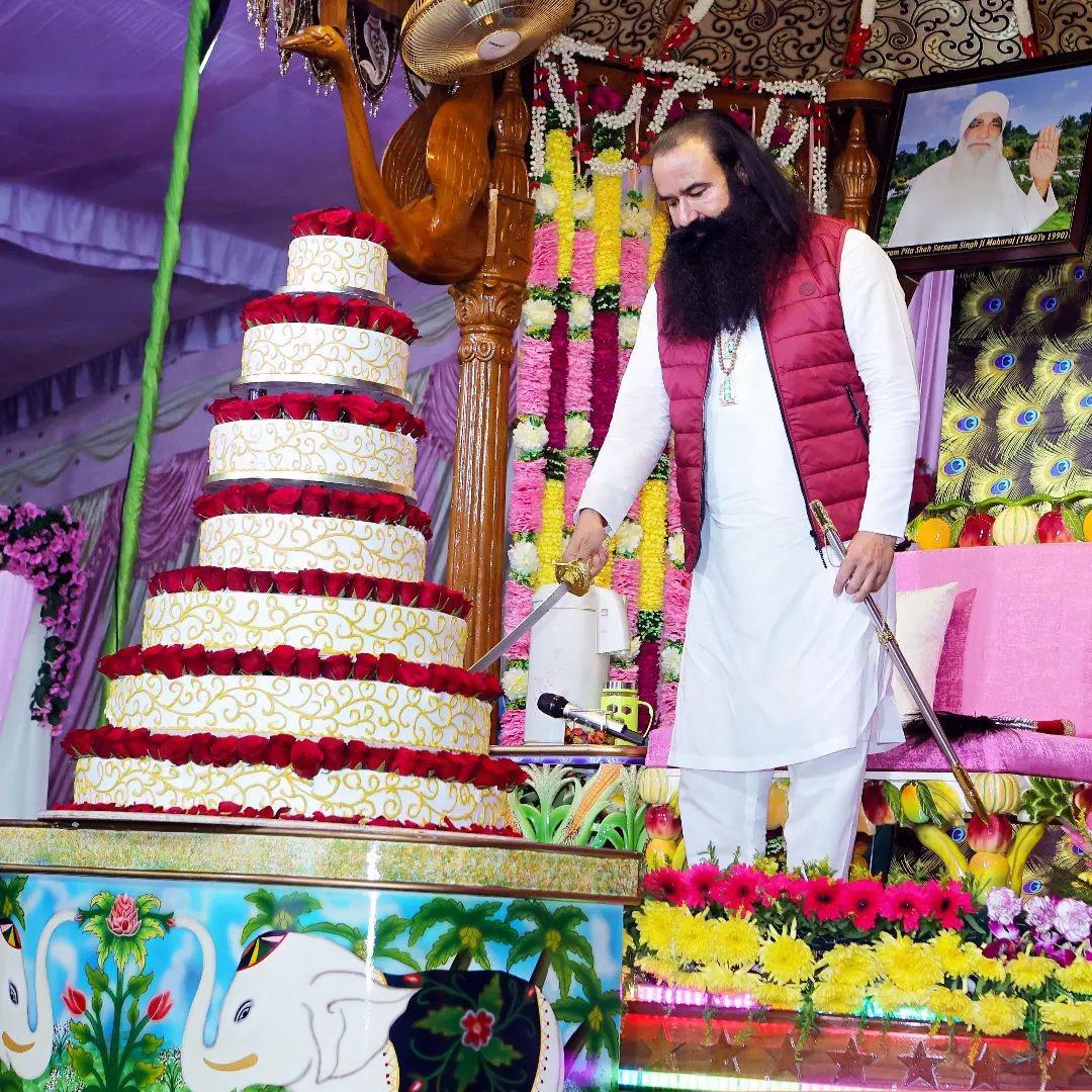 Seehra0001's tweet photo. @Gurmeetramrahim 
🙏Dhan Dhan Satguru Tera Hi Aasra🙏
Happy Birthday Guru ji🎂🎁🎂💝🎂🎉💝🎂🎈 💐 https://t.co/sqDlvrZdu2