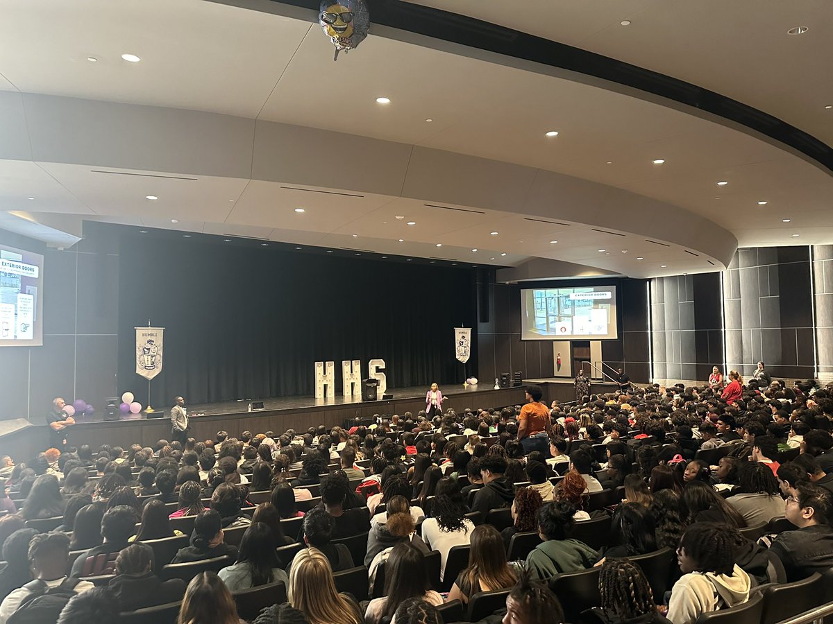 G_Schleeter's tweet image. @HumbleISD_HHS Class of 2025!  Amazing future leaders! Way to set the tone Ms Grant