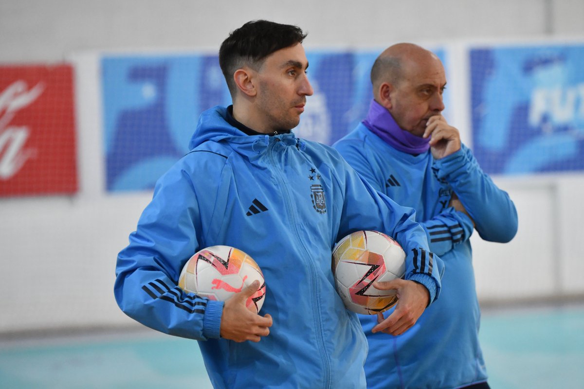 Argentina's tweet image. #Futsal La Selección #Sub17 realizó esta tarde su último entrenamiento antes de viajar a Asunción para la disputa del 🏆Sudamericano.

Argentina defenderá, del 17 al 25 de agosto, el título logrado en la última edición del torneo.

📰 bityl.co/RYi3

¡Vamos los #pibes!…