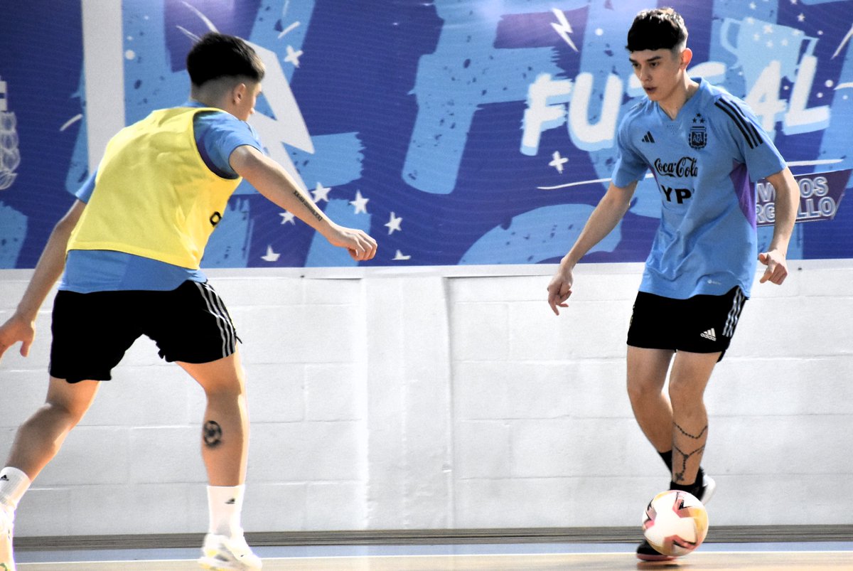Argentina's tweet image. #Futsal La Selección #Sub17 realizó esta tarde su último entrenamiento antes de viajar a Asunción para la disputa del 🏆Sudamericano.

Argentina defenderá, del 17 al 25 de agosto, el título logrado en la última edición del torneo.

📰 bityl.co/RYi3

¡Vamos los #pibes!…