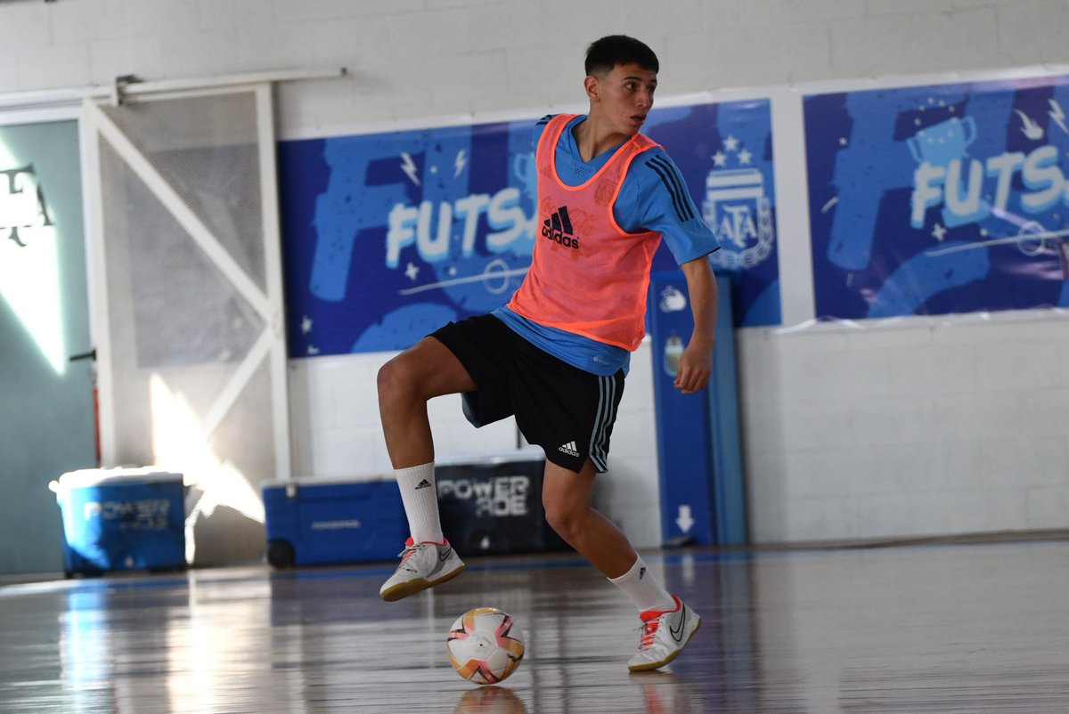 Argentina's tweet image. #Futsal La Selección #Sub17 realizó esta tarde su último entrenamiento antes de viajar a Asunción para la disputa del 🏆Sudamericano.

Argentina defenderá, del 17 al 25 de agosto, el título logrado en la última edición del torneo.

📰 bityl.co/RYi3

¡Vamos los #pibes!…