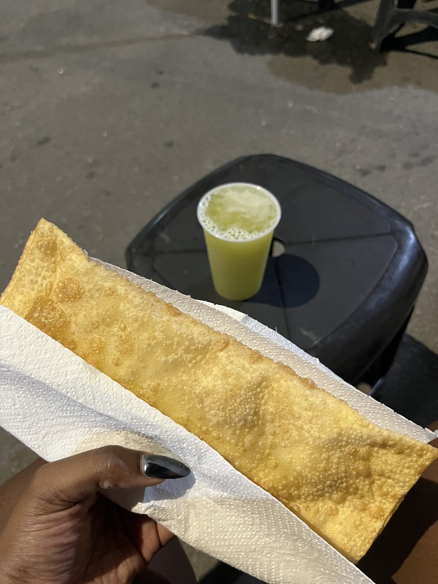 biancanogs's tweet photo. Veio ai…  pastelzinho de frango com queijo e caldo de cana com limão…lembrei que tem feira perto de casa rolando hoje https://t.co/62587Opg3E