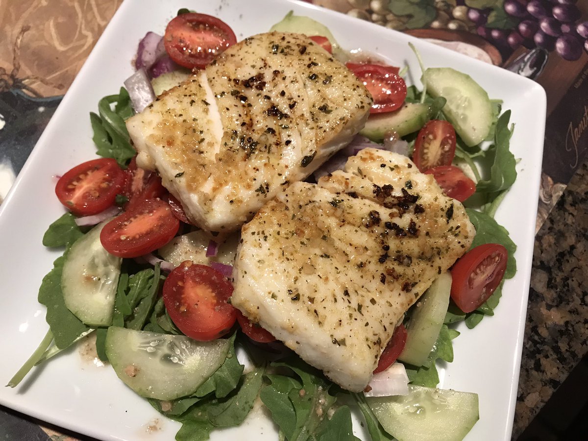 G12Rocco's tweet image. Tonight’s Dinner isGrilled Halibut in lemon garlic sauce over a mixed salad😋Halibut is so white and flaky🐟💙  #WednesdayDinner