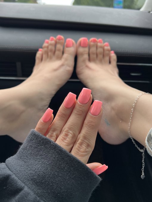 2 pic. Love my make up today 🩷 and my new nails 💅🏼🌸 https://t.co/0RgFozrx8E