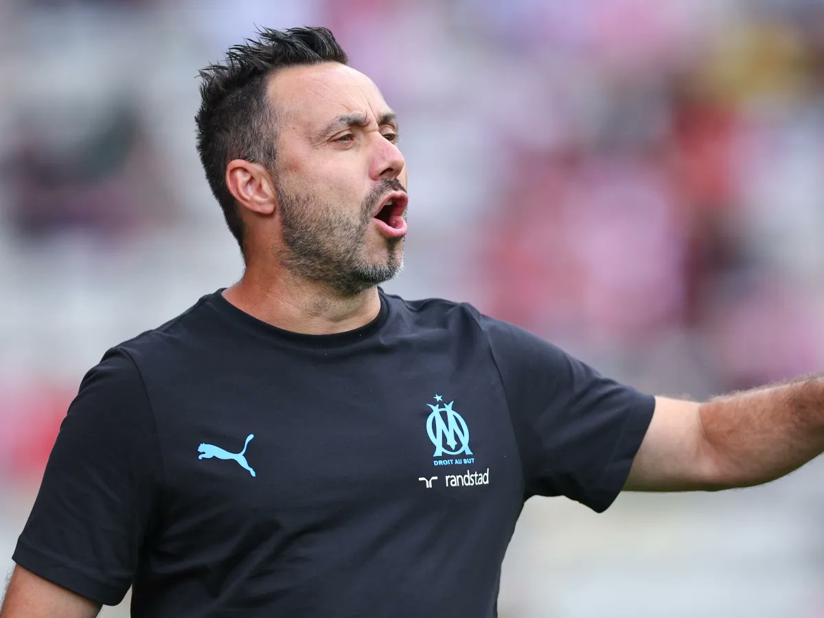 TeamOM_Officiel's tweet photo. Roberto De Zerbi : "Je veux avoir la chair de poule, me lever en pensant à faire exploser le Vélodrome, à faire marquer 15 buts à Greenwood et 20 à Wahi. Fabrizio Ravanelli m'a souvent parlé du contexte marseillais. Ce sont des émotions que seul le foot vous donne. Mais je ne vais pas faire de grandes déclarations. L'OM a fini huitième la saison passée, on doit rester silencieux et humbles. On ne joue même pas la Ligue Conférence mais on doit être ambitieux. Je suis un peu vieux mais le riche passé de l'OM, je m'en souviens."

L'Equipe | #TeamOM 🔵⚪️