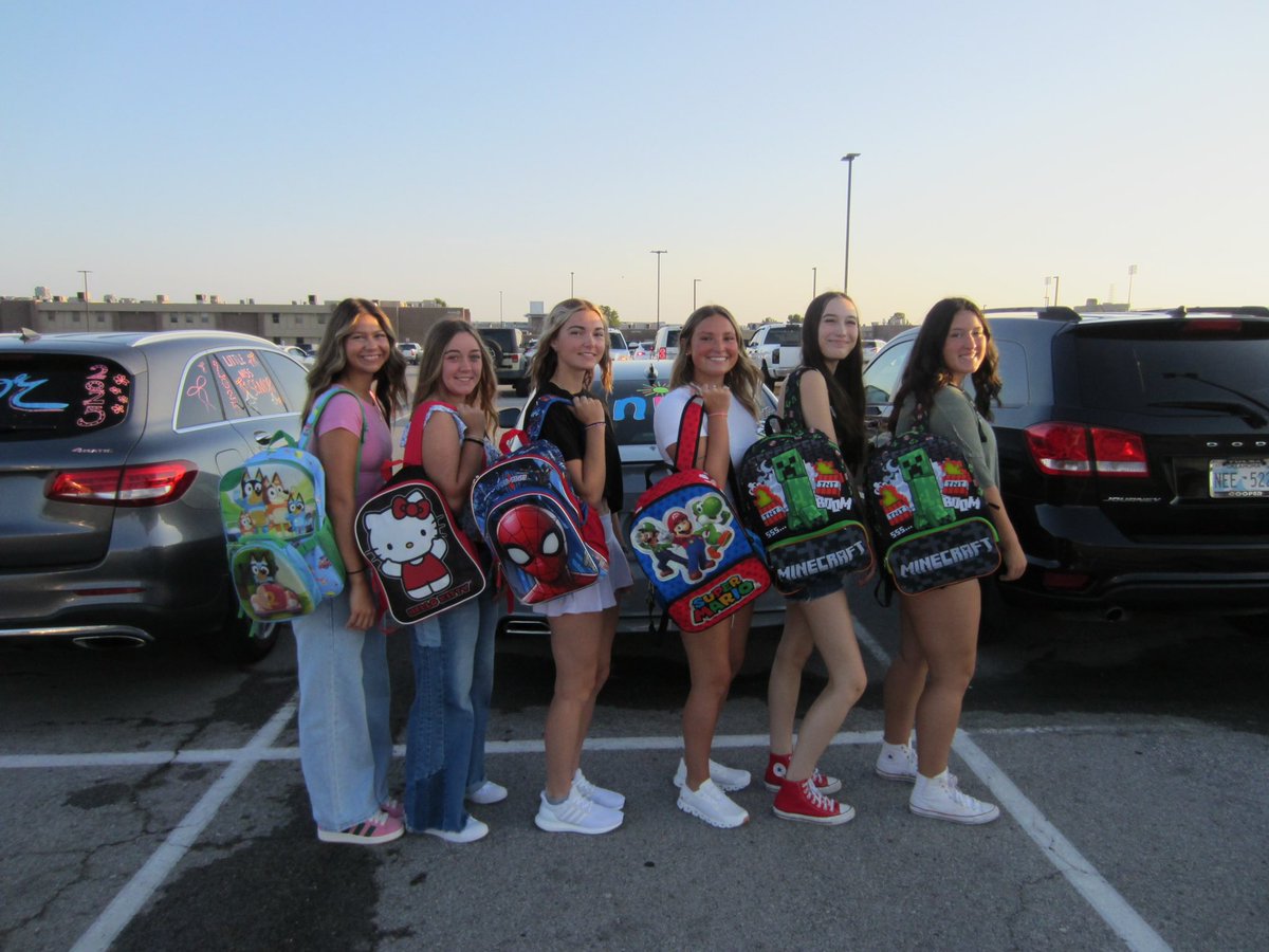 Last first day of highschool today with my girls! 🐅 Season starts tomorrow at 7 pm! 
#BrokenArrow #Senior