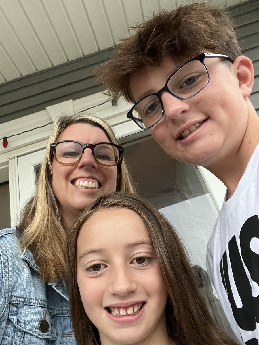 mrsredlinger16's tweet photo. All 3 are ready to rock teaching 6th grade Science, 7th and 4th grades!#wearebps https://t.co/4aCV3aESJM