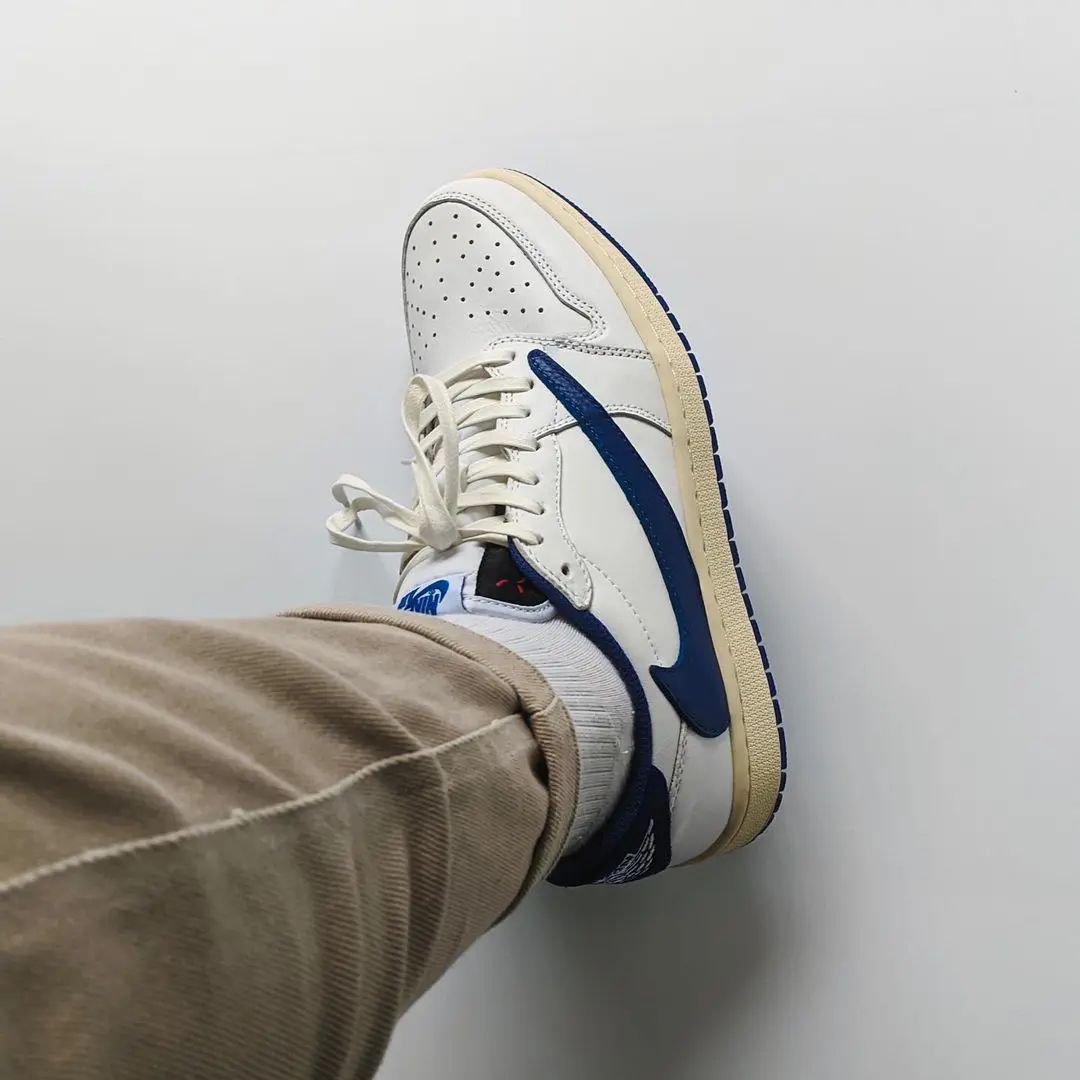 JustFreshKicks's tweet photo. Fragment x Travis Scott x Jordan 1 "Military Blue" Coming in 2025 ⚡🥶 https://t.co/rRPAAuZCzk https://t.co/1qAKeyZ6ml