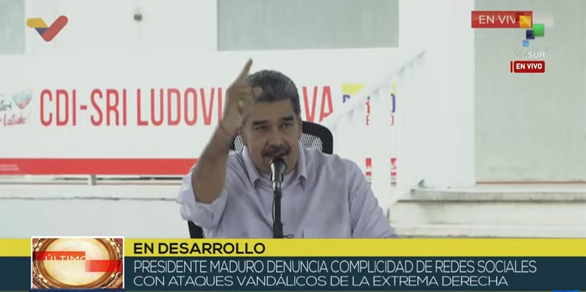teleSURtv's tweet photo. @NicolasMaduro #ENVIVO | Presidente de #Venezuela @NicolasMaduro: todas las pruebas que tenemos no las aportó #TikTok, ellos, los delincuentes porque a ellos donde los entrenaron les dijeron que tenían que transmitir todos los hechos de violencia 

Síguelo aquí https://t.co/6TKzbr8dDq https://t.co/KNYKVVWcCL