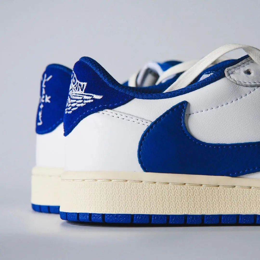 JustFreshKicks's tweet photo. Fragment x Travis Scott x Jordan 1 "Military Blue" Coming in 2025 ⚡🥶 https://t.co/rRPAAuZCzk https://t.co/1qAKeyZ6ml