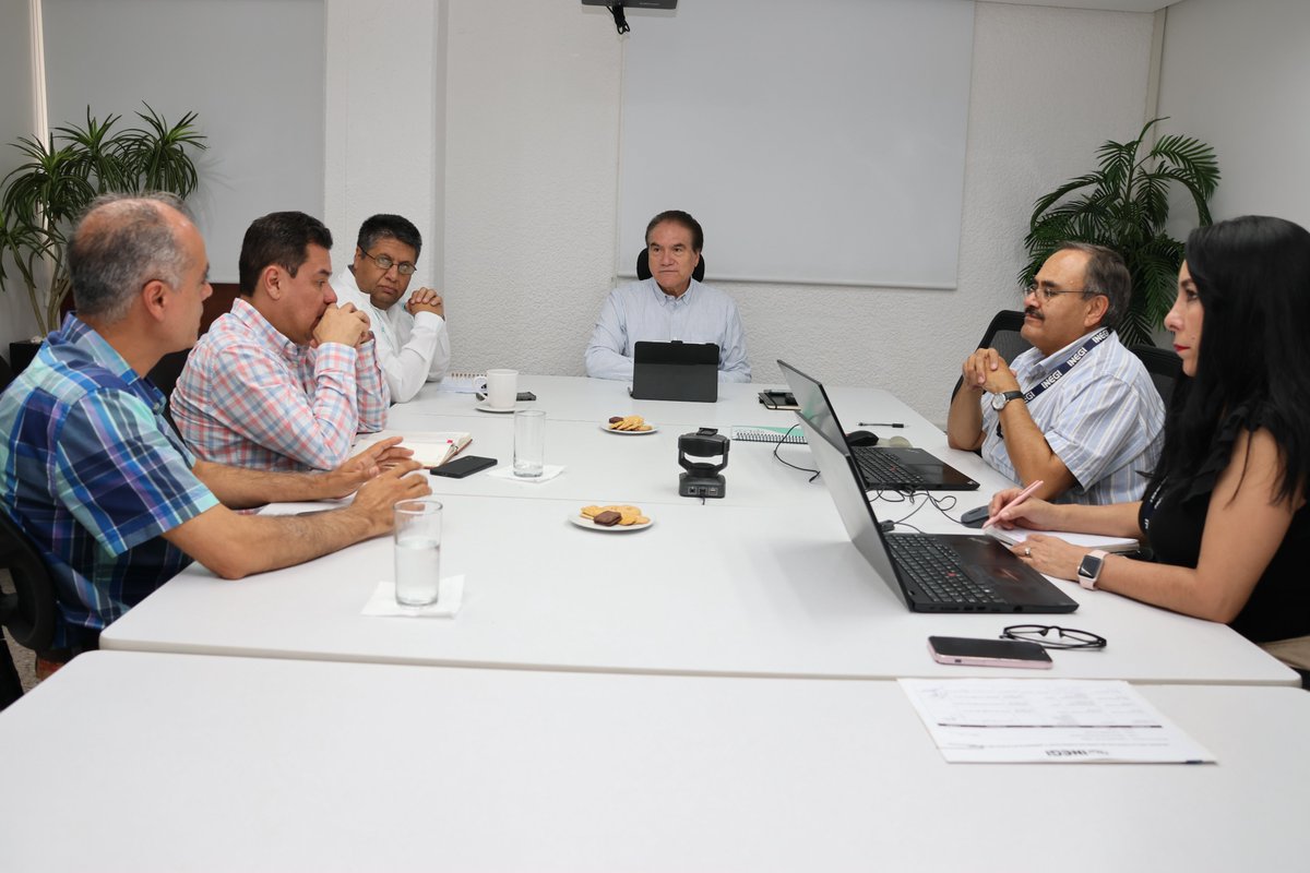 Efrain_Limones's tweet photo. En reunión con el Dr. José Javier Corral, director de la @fcfaujed de la @UJED_Oficial, conversamos sobre la información, colaboración y estrategias que el @INEGI_INFORMA ofrece para fomentar el uso de la información geográfica y estadística entre las instituciones educativas. https://t.co/i159udoL2U