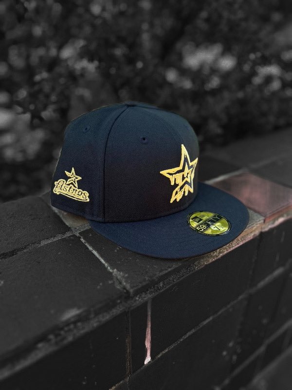 OspreysFB's tweet photo. More? You know it!
Metallic-laden brick wall patch Sox on the left, which may be my new favorite SP for the White Sox.
Metallic gold rush dripper Astros on the right.
This week only at Samsons Laredo. DM if you need the order info. https://t.co/PQOa6NKbb1