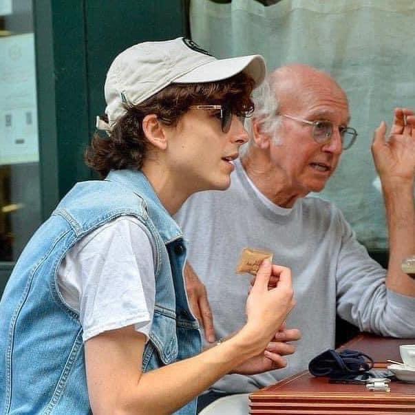 yo de 25 años almorzando con mi compañero que lleva 25 años en la empresa