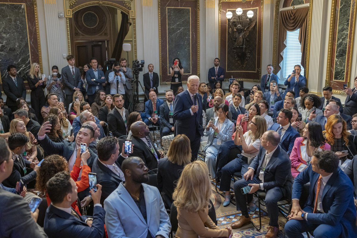 POTUS46Archive's tweet image. Today, I welcomed over 100 leaders in the digital creator economy to the White House.

These folks don't just embody innovation and a breakthrough in how we communicate – they’re a major share of our global economy.

They're the future. And I wanted to hear from them.