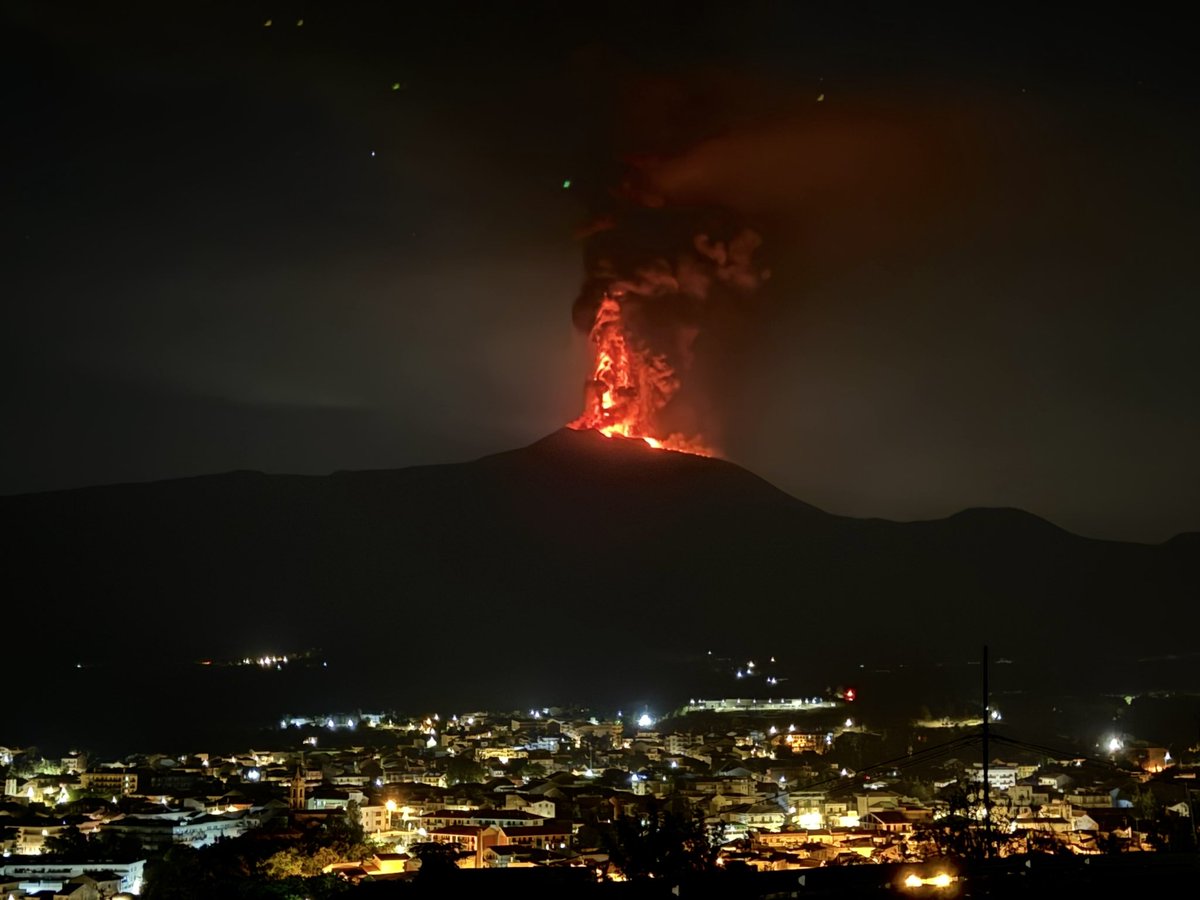 elijah85's tweet photo. L’Etna in questo momento, giusto per farvi capire. https://t.co/Odxy3HjsYq