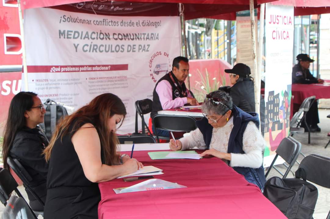 AdolfoHdzGarcia's tweet photo. Con la finalidad de intervenir en #ConflictosVecinales, llegó a la Plaza Santa Juanita, colonia 20 de noviembre, los #CírculosDePaz y Mediación Comunitaria.

 ¡Acércate y con gusto se te podrá asesorar! 🙋🏻‍♀️🙋🏽‍♂️🗣️🗯️

#AHG
#VCarranza https://t.co/fXYxd7GktG