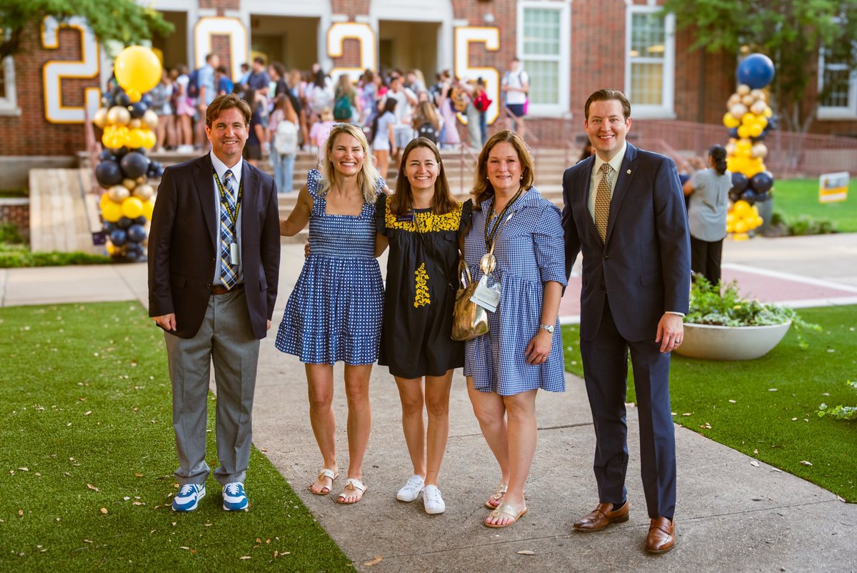 DrRockwood's tweet image. I loved seeing these smiling faces today! #HPISD1stDay 📸😁 #HPISD
