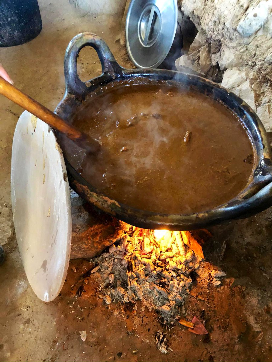 remurip's tweet photo. 🤩¡Sólo en nuestros pueblos se comen los moles más ricos! 
🙏🏼¿Quién más tiene la suerte de comer así cuando la familia se reúne?
#comidacasera #comidamexicana #Puebla https://t.co/xvrma0fKx8