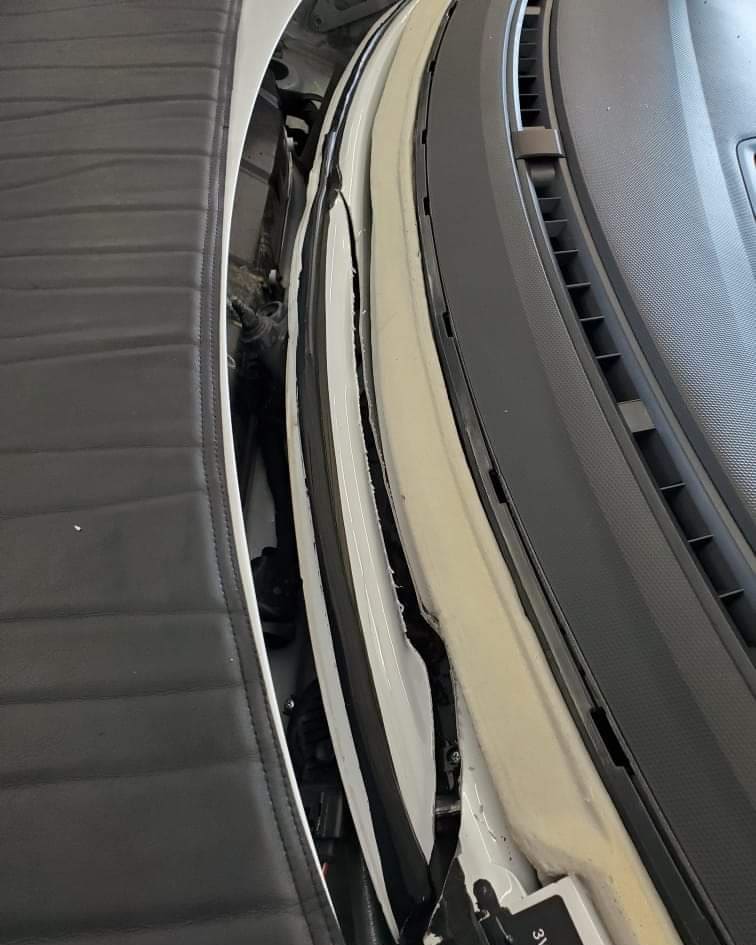 todd1868's tweet photo. @Lapp @safelite Or in my case do a better job at removing the glass.  Look at how they've damaged my vehicle... https://t.co/NHiEvwk4RG