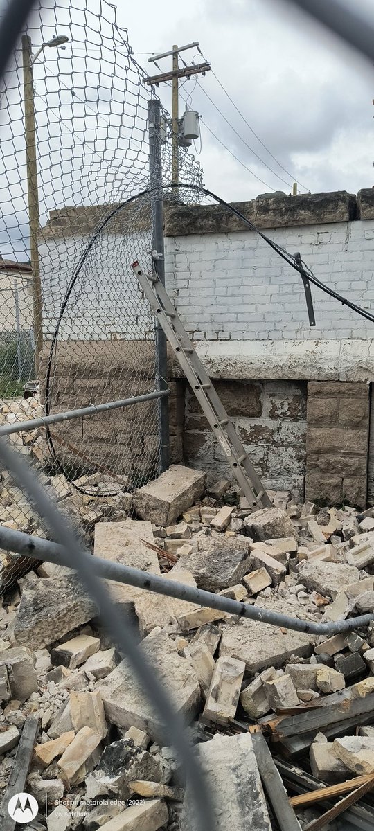 ketchum2003's tweet photo. A ladder is at the back of the building of 579 McDermot. Front door is open. Not safe at all. For anyone. https://t.co/xB3eE3GDdx