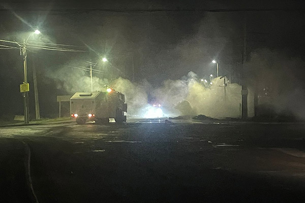 chicureohoy's tweet photo. [AHORA] Carabineros dispersa protesta por corte de luz en Lo Pinto. Chicureo Hoy transmitía en vivo cuando el personal policial llegó al sector con carros lanza agua y lanza gases. 
https://t.co/4AgTKJobRz https://t.co/DqM3LOi8lX