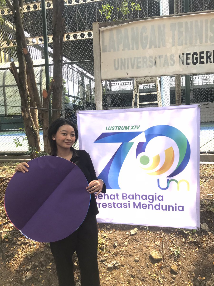 bucininisagara's tweet photo. Halo! Aku Annisa Nur faizatin 
dari fakultas Ilmu Sosial 
naik kereta bawa nanas
Pulangnya mampir ke warung cak jackob
walau panas panas 
tetep semangat ngumpulin papermob 

@BEMUMOfficial 
#cakrashowChallenge 
#70tahunUM https://t.co/B7qRzm3MMi