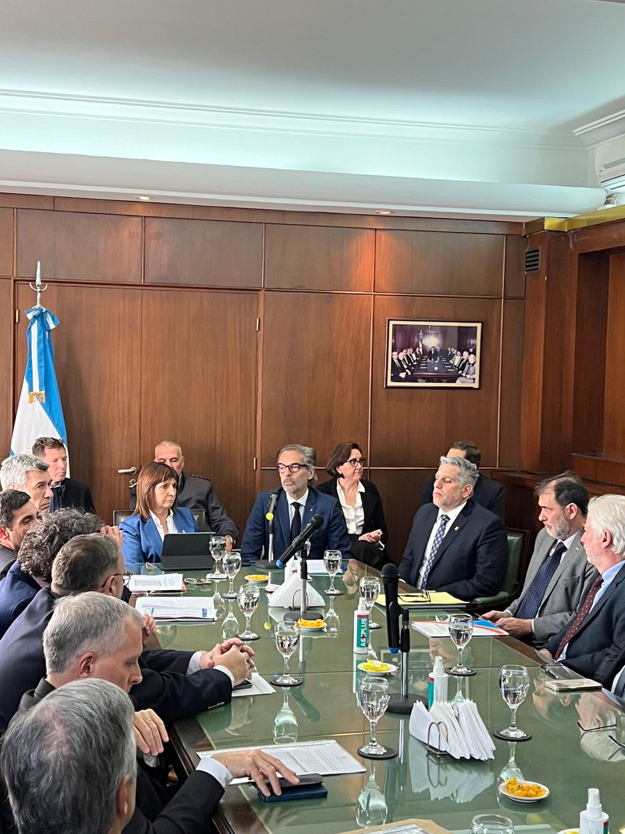 👥 El <a href="/SistemaCarceles/">Sistema Control Cárceles</a> que preside Gustavo Hornos organizó una reunión con la Ministra de Seguridad, <a href="/PatoBullrich/">Patricia Bullrich</a>, para dialogar sobre distintas cuestiones relacionadas con la situación carcelaria en el país. Del encuentro participó <a href="/cejasmeliare/">Ariel Cejas Meliare ⭐️⭐️⭐️</a> en representación de la PPN.