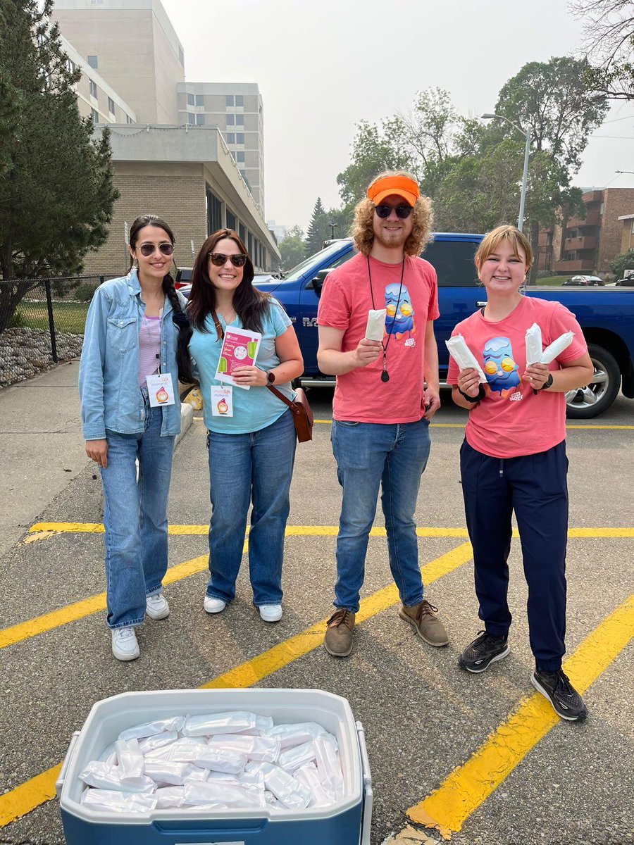 An apple a day keeps the doctor away... but popsicles bring them together! 

Big thanks to the wonderful staff at the Edmonton General Continuing Care Centre! 🏥 

#1023NOWradio #JoinTheConversation #1023nowfamily #NOWTrucksicle #YEGradio