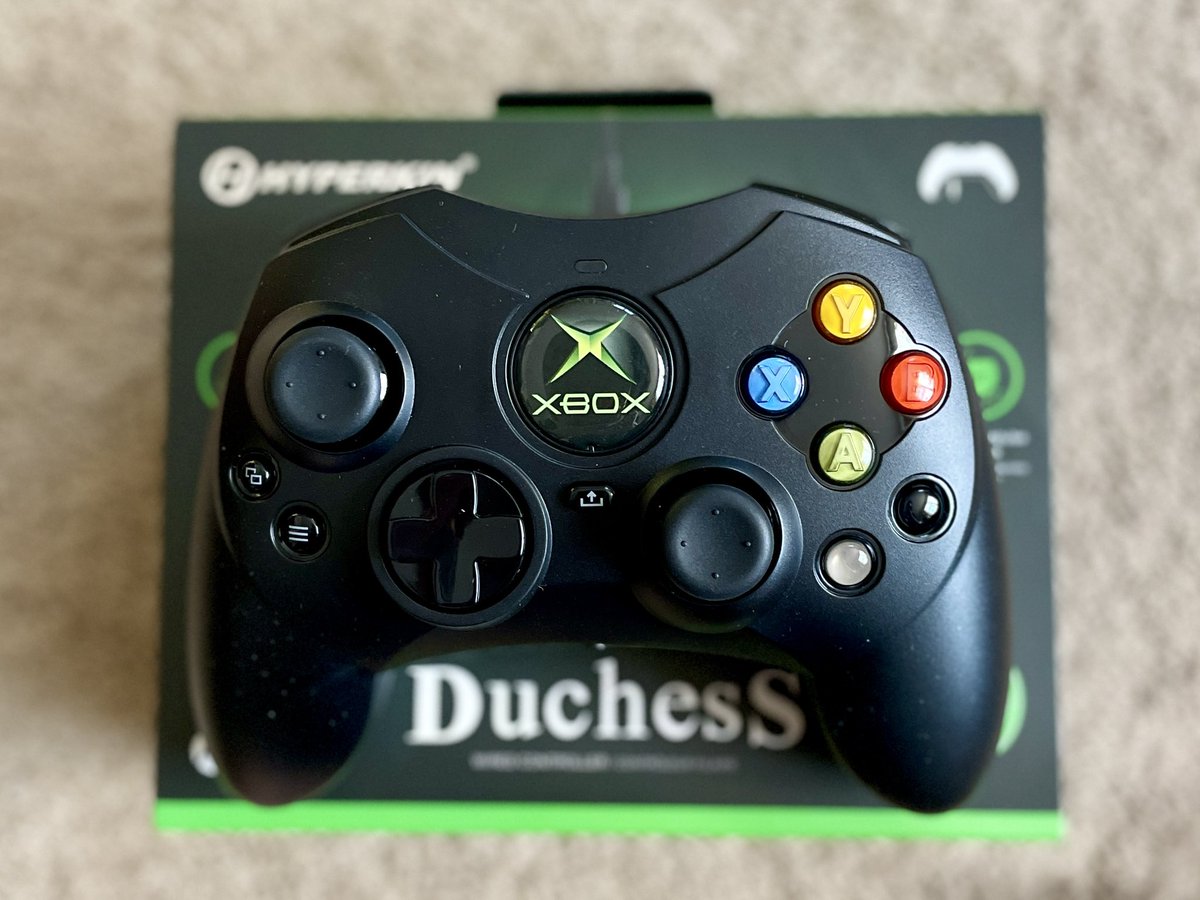 Girbeagly's tweet photo. As someone who fondly remembers playing Halo on my friend’s original Xbox growing up, this throwback Duchess controller for the Series S/X is so nostalgic. It’s beautiful and sleek and I might ask it on a date 😳

Thank you @Xbox for the heat, I will smooch games on Game Pass #ad https://t.co/LKHlJpO1Fv