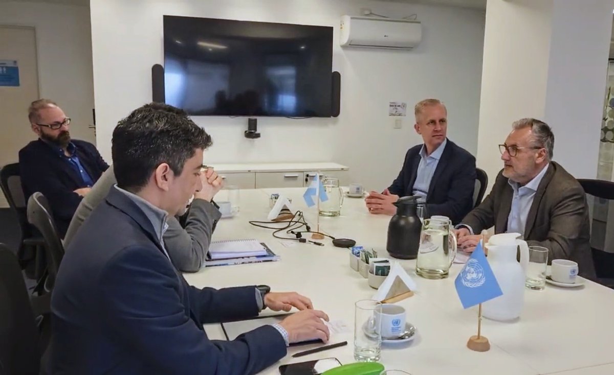 marcelewan's tweet photo. Junto @MiguelRabbia nos reunimos con representantes de la @ONUArgentina y les presentamos nuestro proyecto de la Agencia Federal de Integración Socio Urbana (#AFISU).
Además del trabajo de las Fuerzas de Seguridad en los barrios, también es fundamental revertir la matriz social. https://t.co/DfSdF2IPWq