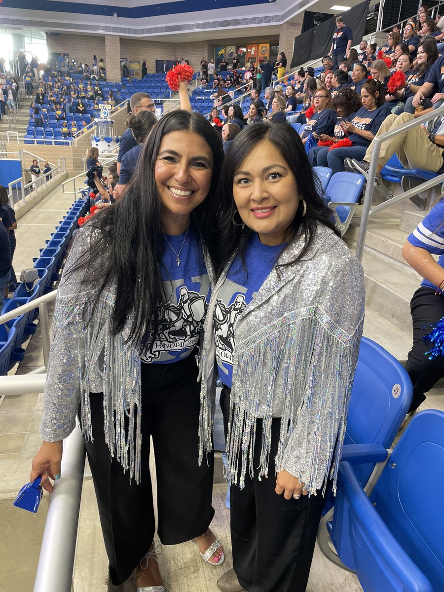 Convocation was a blast! Ready for another year <a href="/NISDKnowlton/">Knowlton Knights</a> with <a href="/TAMEZKIMBERLY/">kimberly tamez</a> 💙 #KnightsShineBrighterTogether #Northside75