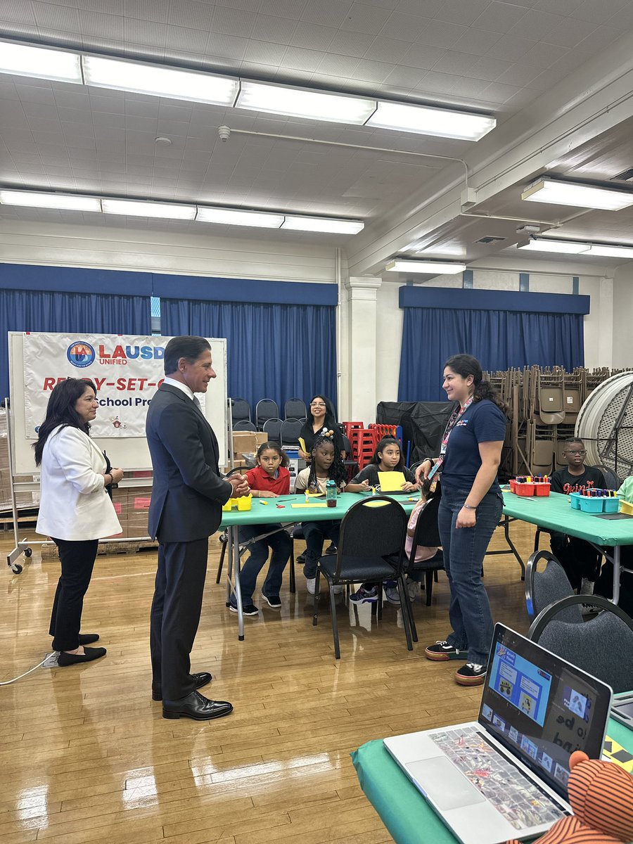 BTBLA's tweet photo. Happy first day of school from RSG @ Main Street Elementary! Big THANK YOU to LAUSD Superintendent Alberto Carvalho &amp; Rams mascot for visiting our morning program this morning, &amp; meeting with our early birds! We can't wait to build, learn, and create our RSG community w/ students https://t.co/IcaVAepGdk