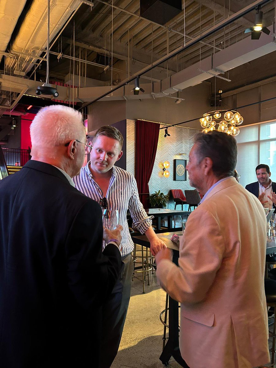 AcfGroup's tweet image. Networking event en Puttshak Miami, en esta convención reunimos brokers de todo el mundo, Estados Unidos, Europa, Ecuador, México!

Facilitamos las finanzas en el comercio exterior 💲🫡🙌🏻

#negociosinternacionales #networkingevent