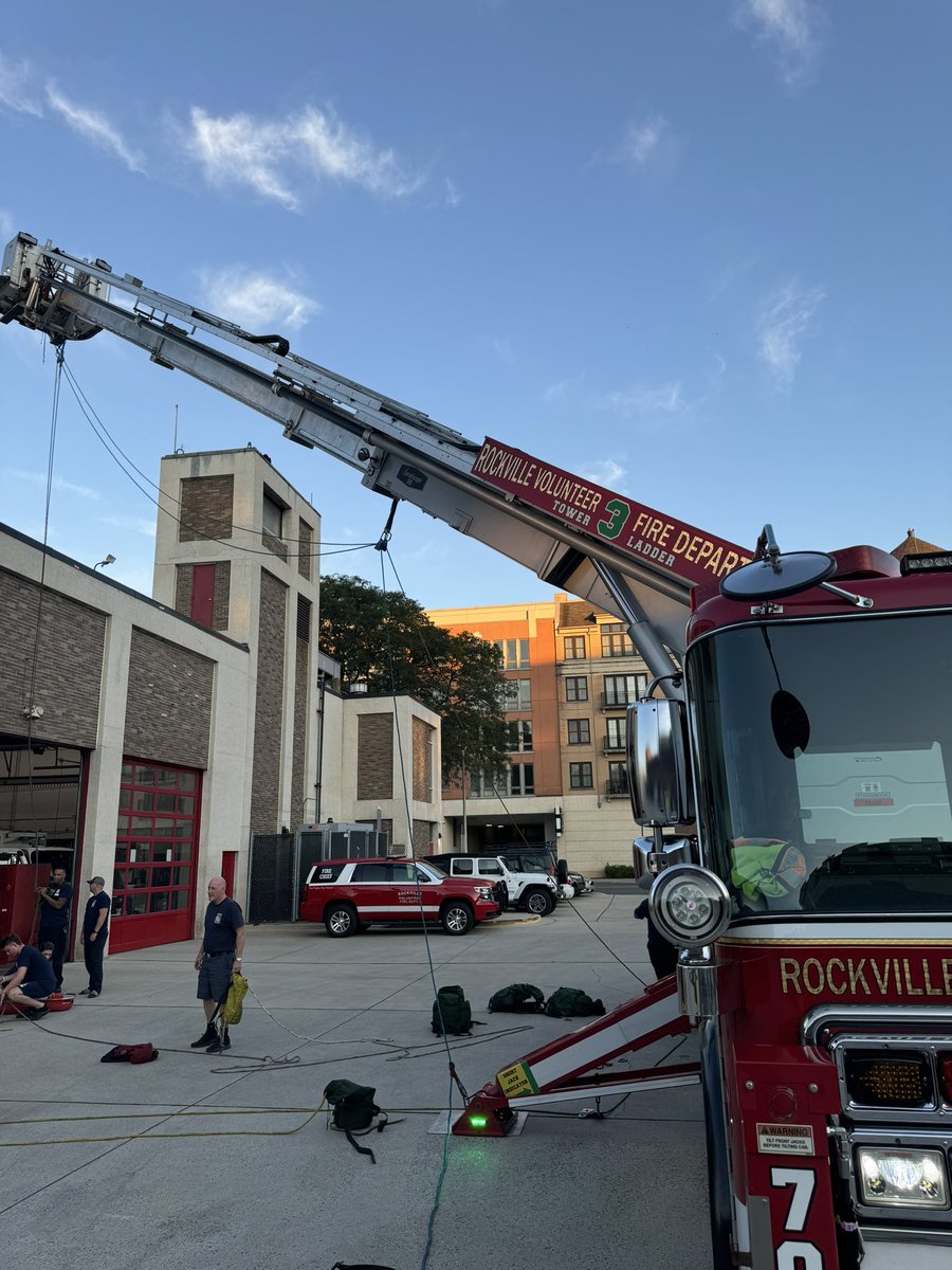 RockvilleVFD's tweet image. Members trained on vertical system raises and lowers with our @SeagraveFire  #AerialScope. Our aerial tower can also function as a critical component in various rope rescue situations and emergencies if needed. 

Every day is a training day.