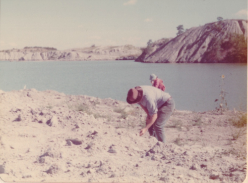 ESCONI's tweet photo. Mazon Monday #229: Pit 11 Field Trip in September 1976 #fossils #paleontology #flashback #pit11 #MazonCreek #MazonMonday #mazonia #pennsylvanian
https://t.co/jVZTeKcngn https://t.co/iTMwXxVHfE