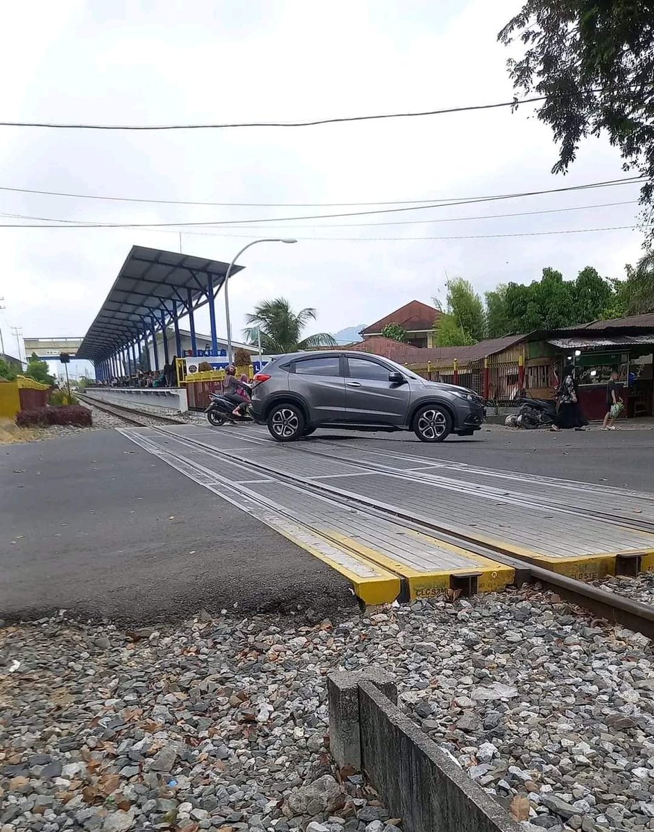 diantn's tweet photo. @KAI121 @KemenPU @dishub_jabar ... tolong semua perlintasan KA di Nagrég, Kadungora/Lélés, Gedebage, dll. dibuat rapih seperti ini supaya lalulintas lancar. https://t.co/fCY9nhc4ax