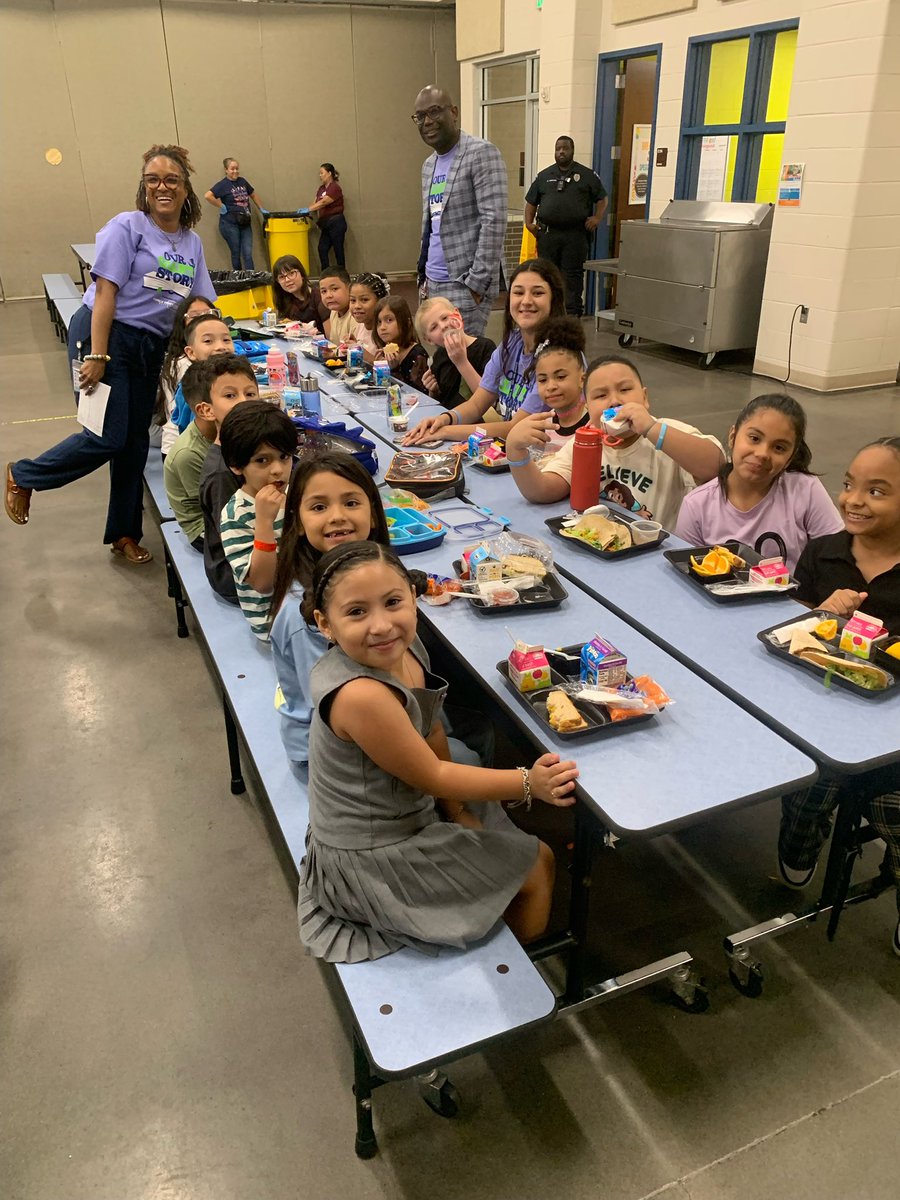 IAMGOSPEL_1GOD's tweet photo. #BowieElem #💯% NoExcuses #Greatfirstday #Bearwitness #ourGIANTstory https://t.co/k8OTJX0E0S