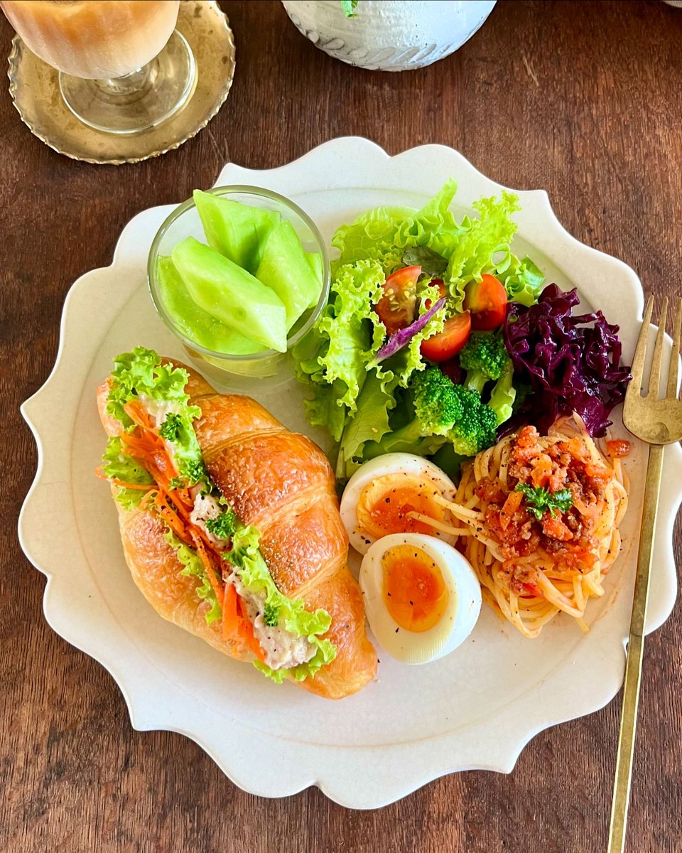 今日も暑い日になりそうですね🌞
暑いっていうだけで体力消耗…
．
今日の朝ごはんは
クロワッサンサンドにしました🥐

レタスの上にセットして
お箸でひょいと簡単に作ってます🥢

#朝ごはん　#朝食　#お料理　#パンプレート
#クロワッサンサンド
#野菜たっぷり #野菜たっぷりごはん