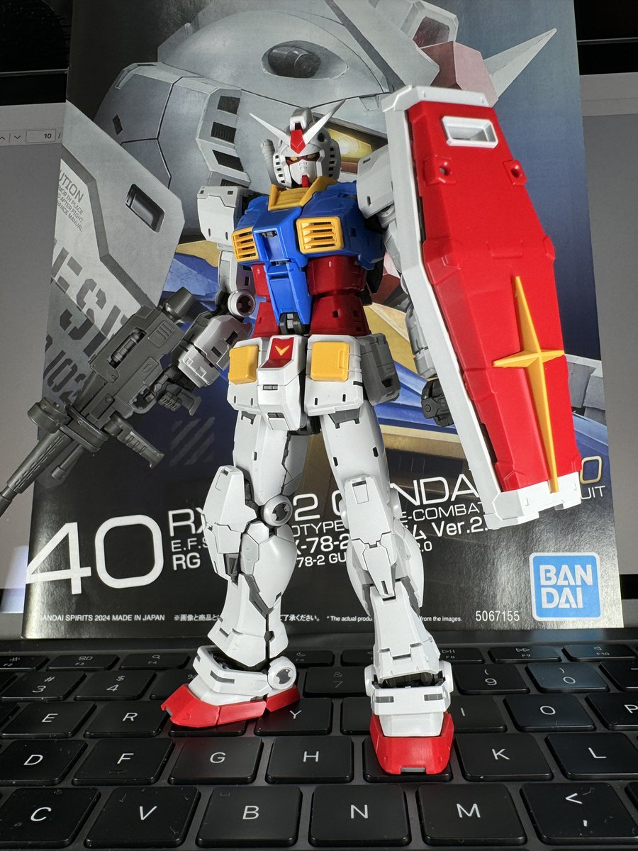 plamocross's tweet photo. 素組み完成‼︎ちょいちょいポロリあるけどこの可動域には感動🥺 #RGガンダムver2 https://t.co/1NPJx6PCmL