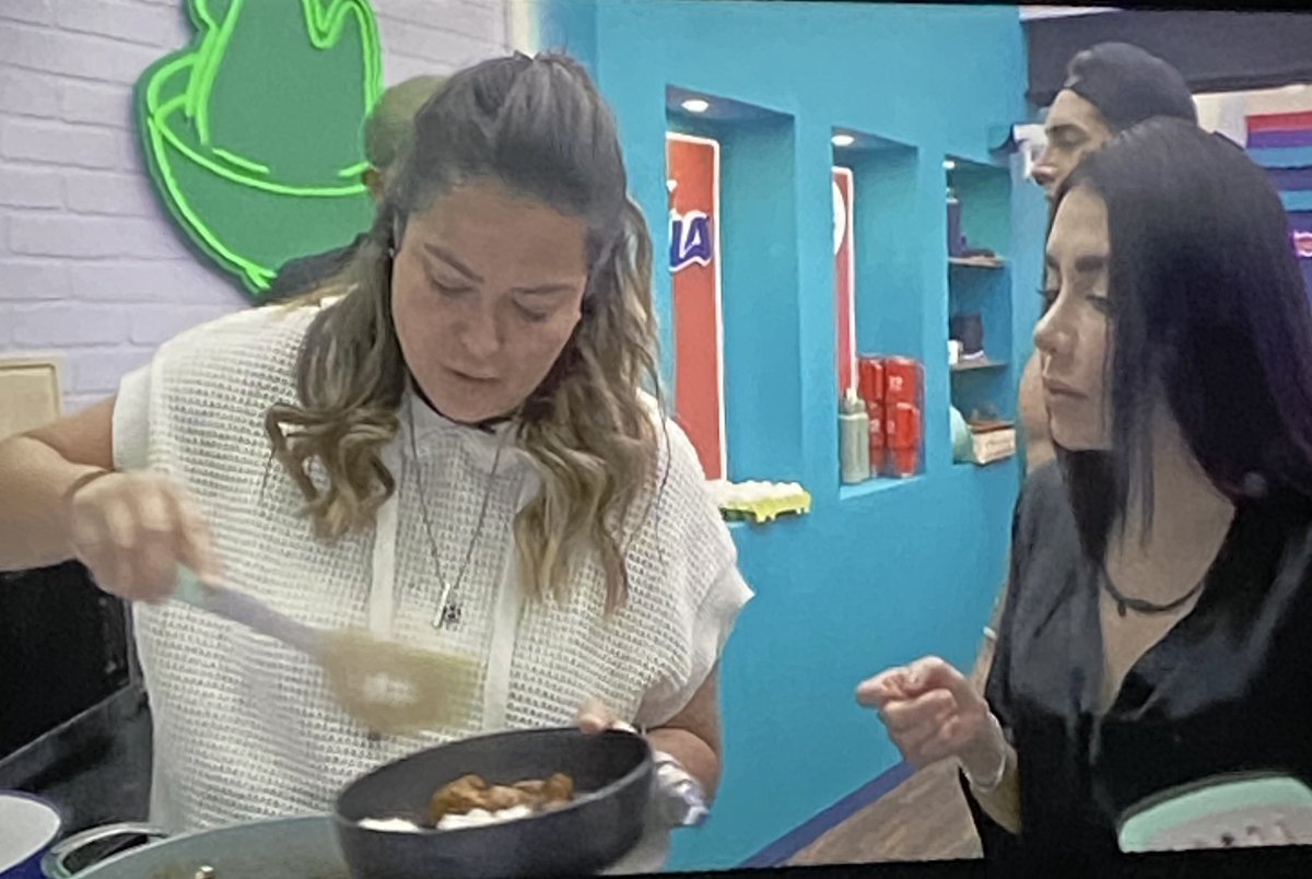 esty_7's tweet photo. Ya prohíbanle a Marina que cocine, es bien asquerosa, no se la va ni las manos, y luego se las anda chupando 🤮 #LCDFMX2 #LaCasaDeLosFamososMx #NicolaPorcella #KarimePindter #LCDLF4 https://t.co/6u9uqinebv