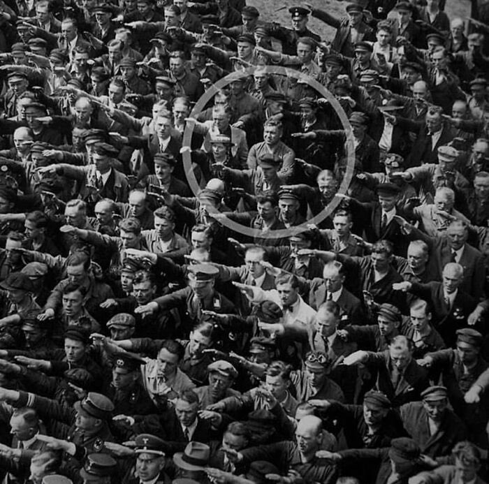 Un hombre negándose a hacer el saludo nazi, 1936.

El hombre fue identificado más tarde como August Landmesser, quien se unió al partido nazi en 1931, creyendo que al hacerlo le ayudaría a conseguir un trabajo en una economía pobre. Sin embargo, en 1934, como quiso el destino,