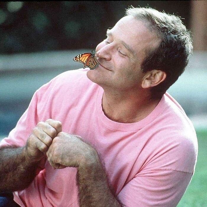 “Creo que las personas más tristes siempre intentan hacer feliz a los demás porque saben lo que es sentirse absolutamente inútil y no quieren que nadie más se sienta así”. Robin Williams.