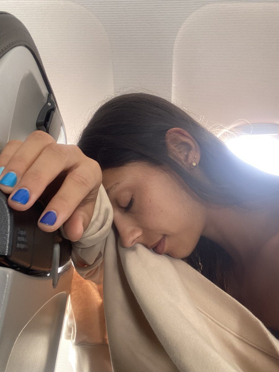 valeriagv1's tweet photo. En los aviones deberían inventarse una almohadita en la silla de adelante pa uno poner la cabeza (y no la pongo en la bandejita pa comer porque quedo muy doblada) https://t.co/8lBqrIx3gx