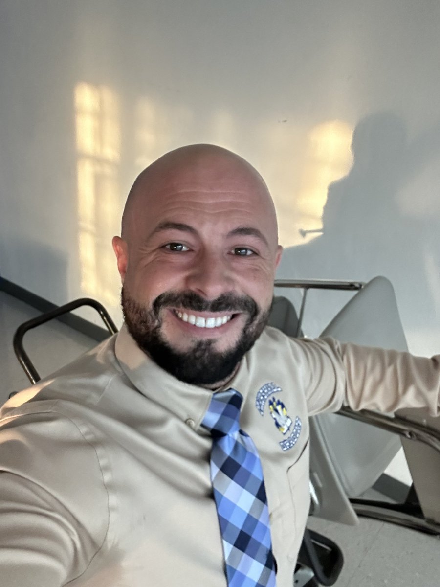HCPSMrDaniels's tweet photo. Started the day at 6:37 am to make sure some last minute furniture was in place for our students and ended the day at 4:37 pm with our last bus picked up. Amazing first day and shout out to my incredible staff for being great with a purpose today! #HCPSStrong https://t.co/FJgwfV1FBy