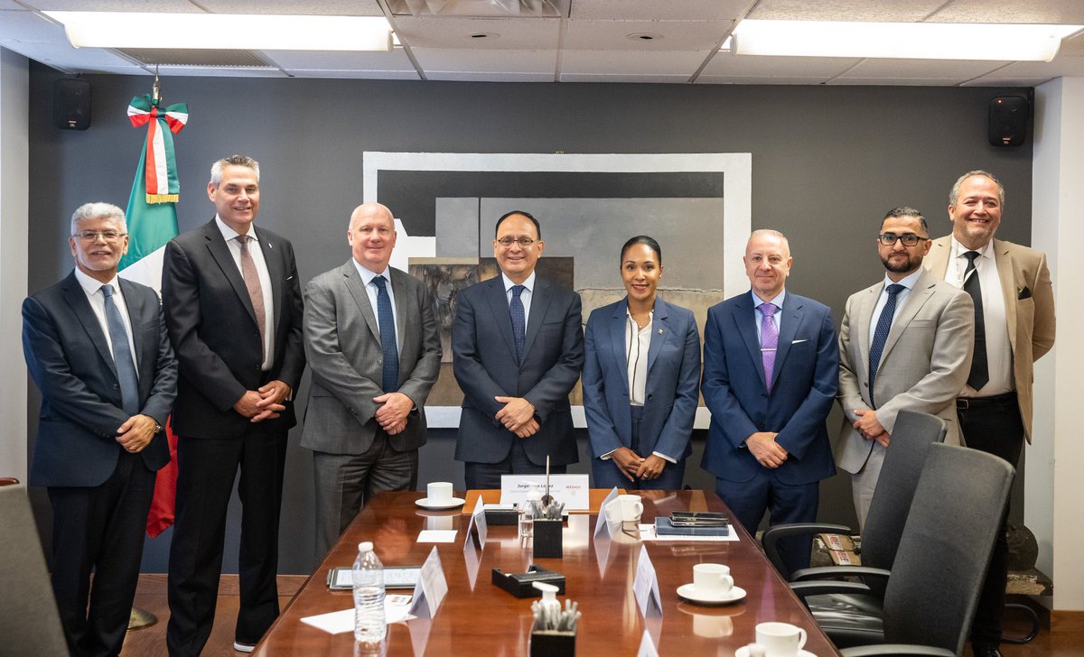 NYPDnoticias's tweet photo. Hoy nuestra Subcomisionada @NYPD1stDep tuvo el placer de platicar con el Cunsul General de México en NY @Jorge_IslasLo @ConsulMexNuy sobre temas de seguridad pública y maneras de seguir trabajando juntos para el bien de nuestras comunidades. https://t.co/Z3eVM00Lmp