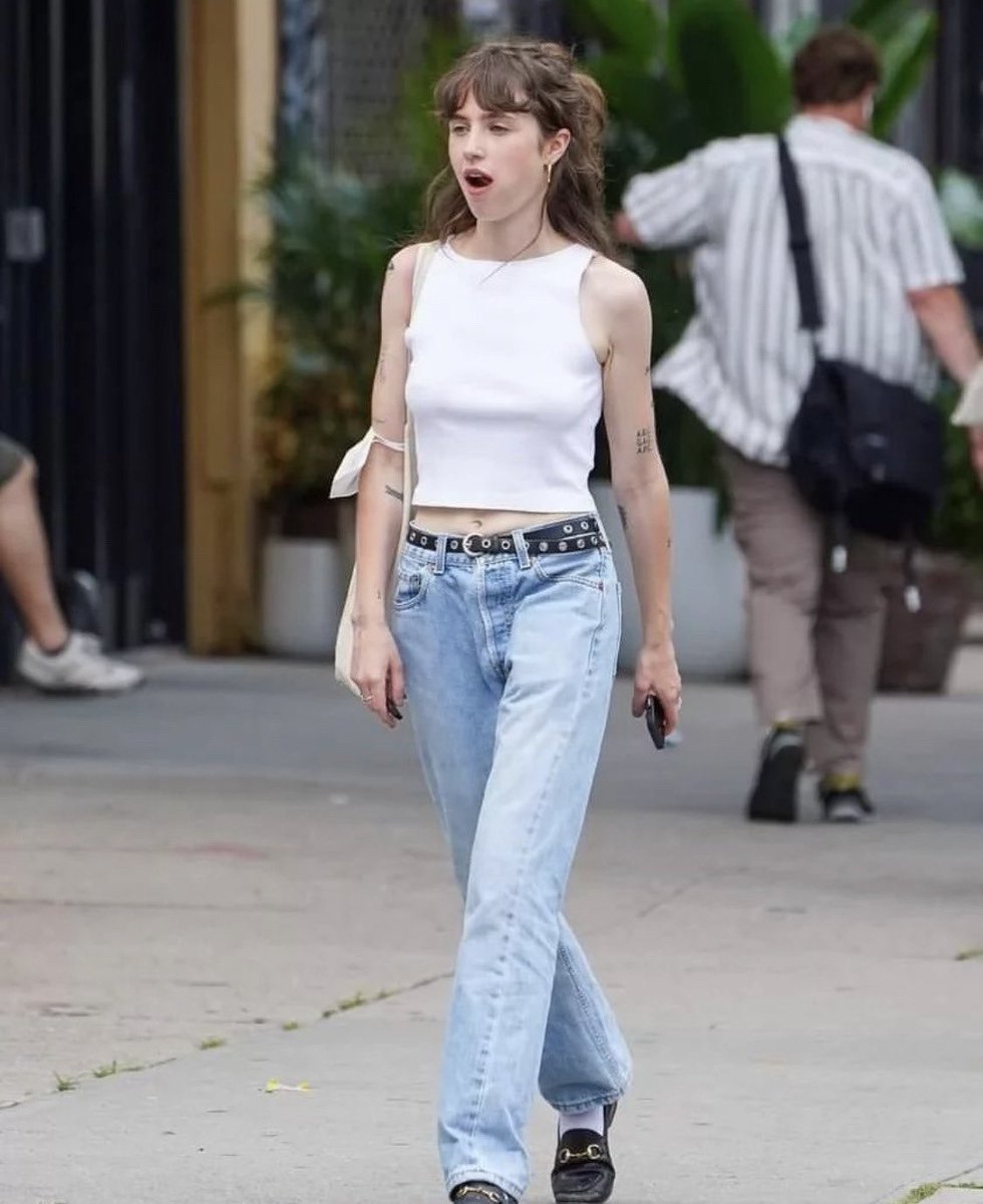 This is quite literally the hottest paparazzi photo to ever exist ever